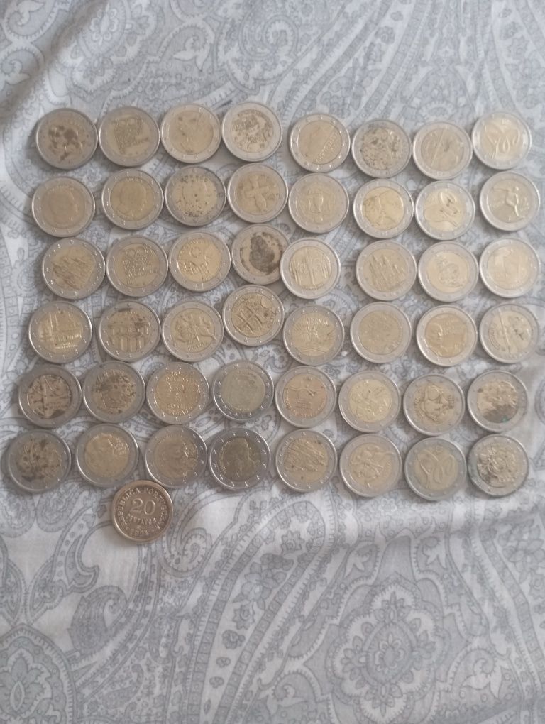 Moedas de 2€ e uma de 20 centavos