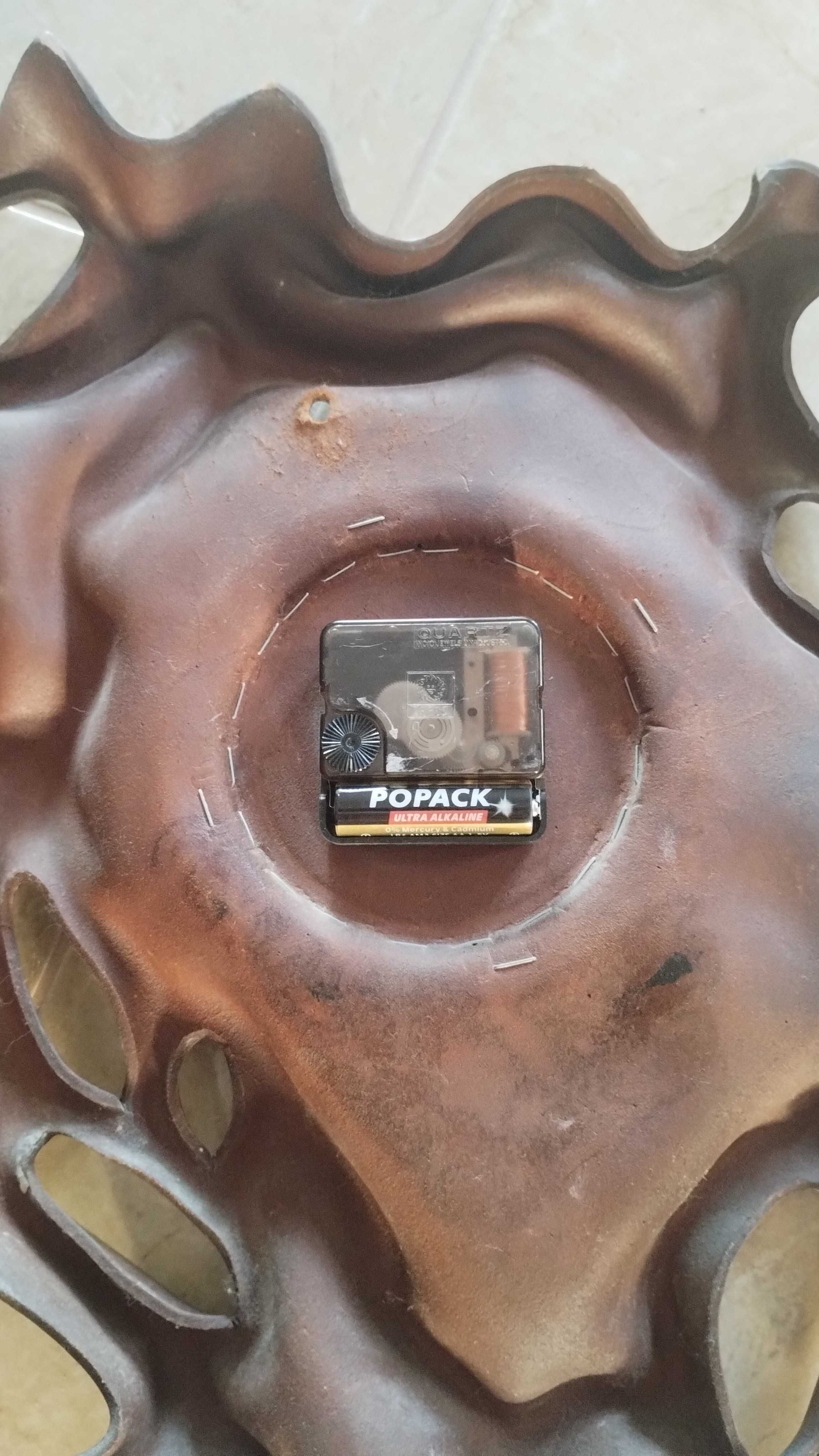 Zegar ścienny skórzany PRL