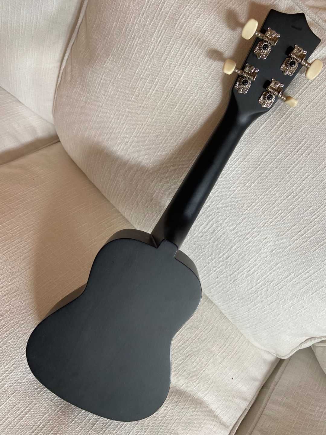 ukulele, instrumento de cordas compacto feito de madeira com bolsa