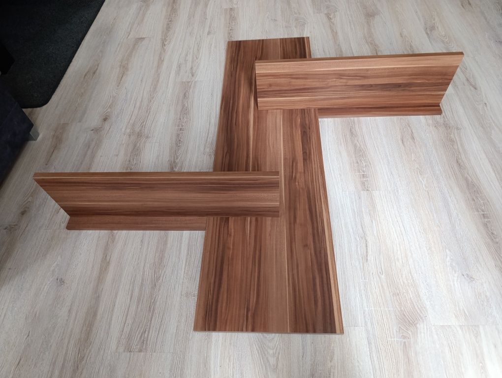 Panel ścienny z półkami
