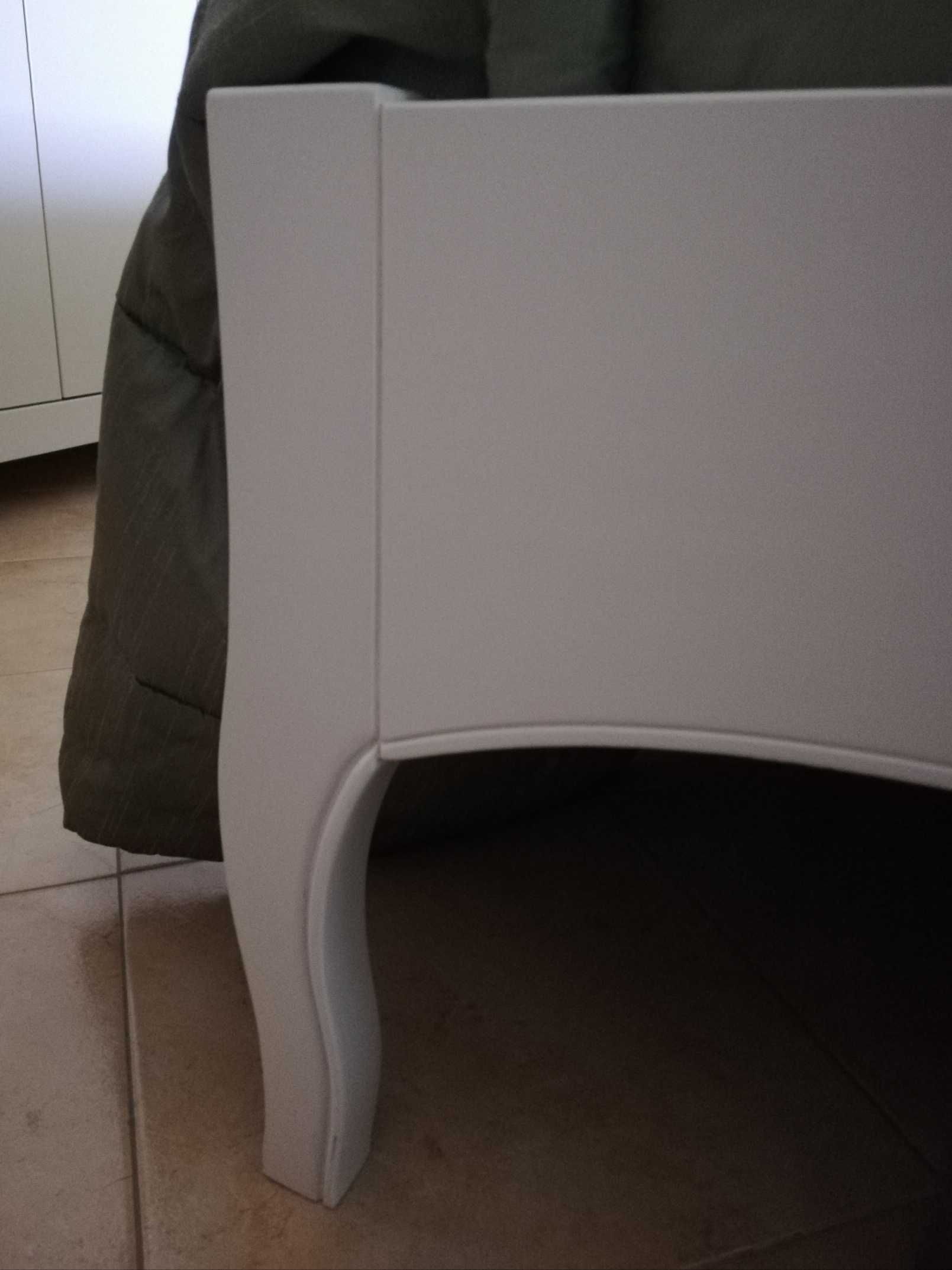 Cama de casal - pinho, cor branco, ao estilo romântico.