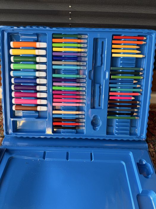 Kredki dla dzieci duza walizka 20 zł