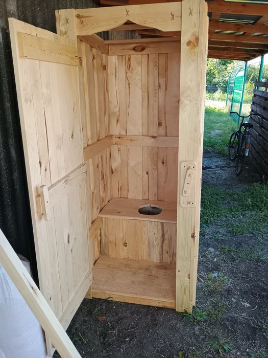 Дачний туалетз дерева,душ.