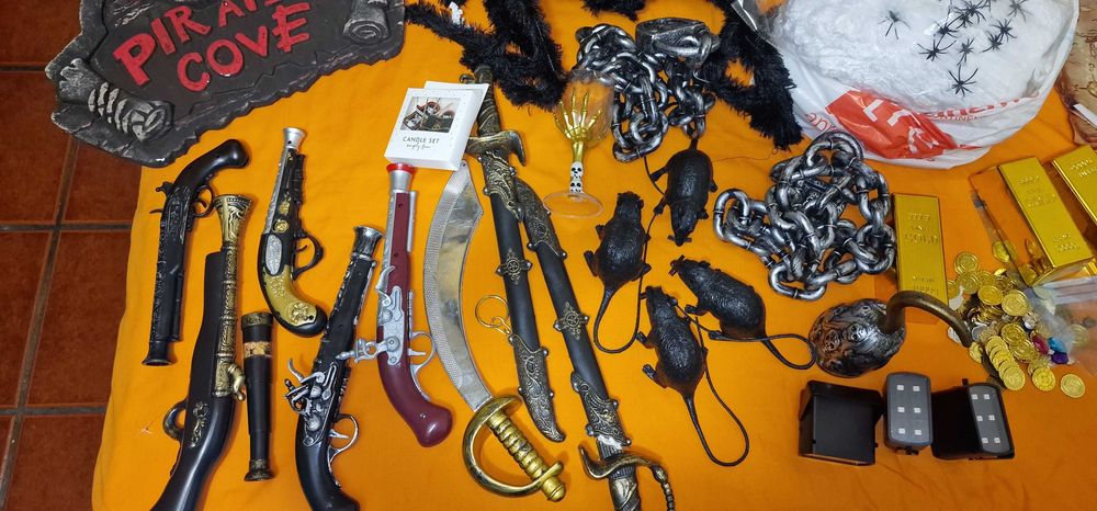 Pirate set for party Carnaval or Halloween. Conjunto piratas carnaval.