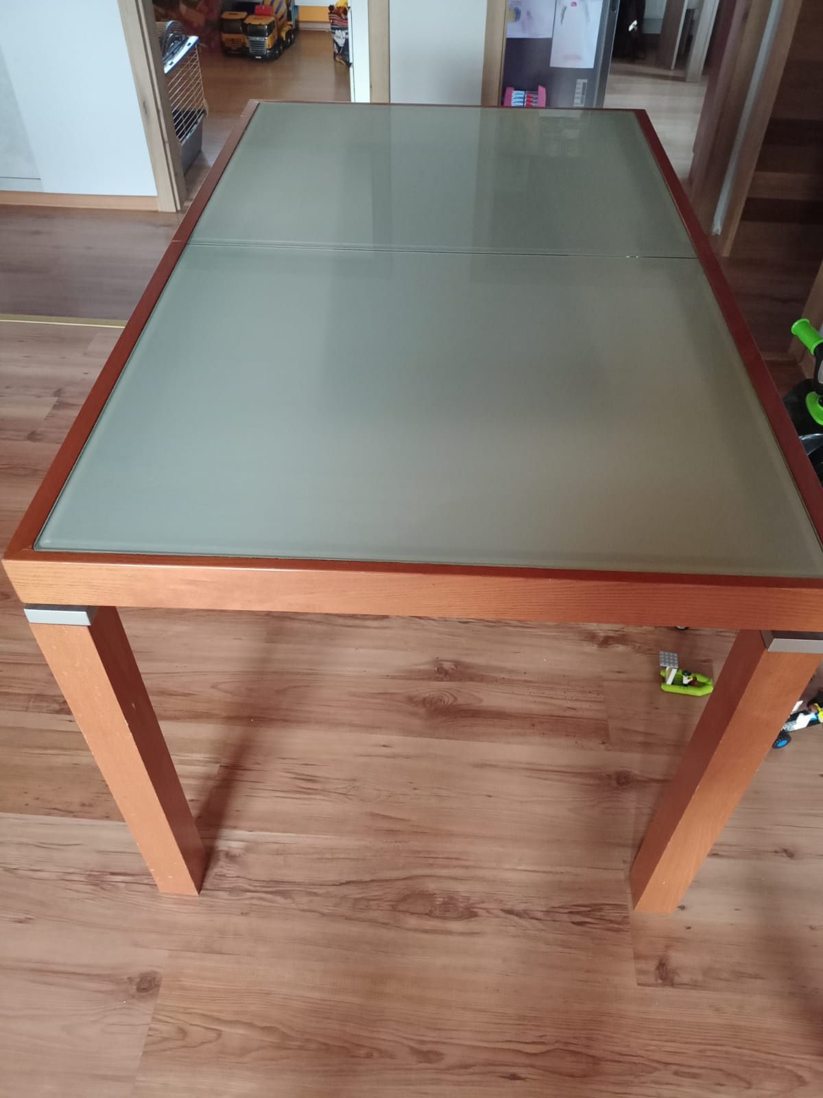 Stół rozkładany z blatem szklanym