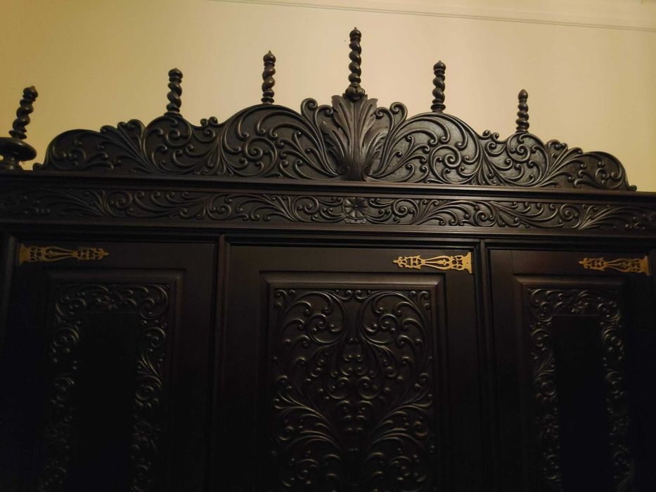 Mobília de quarto antigo, de Bilros, em madeira de pau-santo.