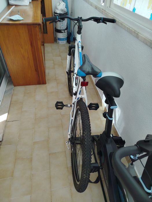 Bicicleta está como nova bem pouco uso...
