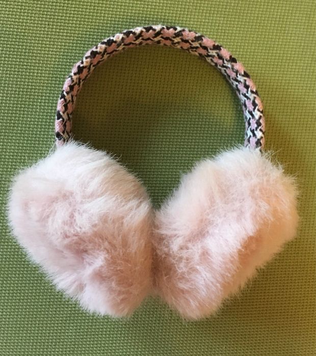 Теплі вушка) Можна регулювати в різні сторони