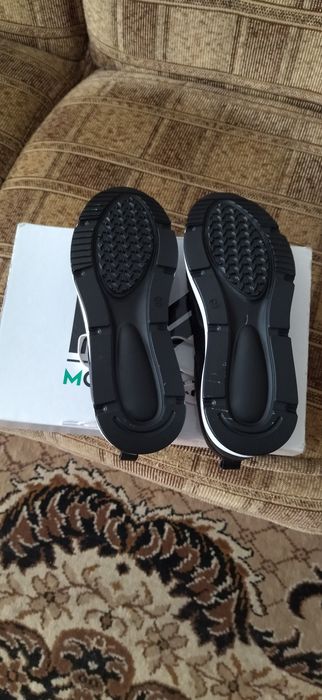 Нові жіночі шкіряні кросівки