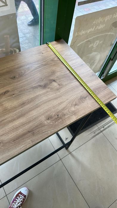 Продаєця два столи