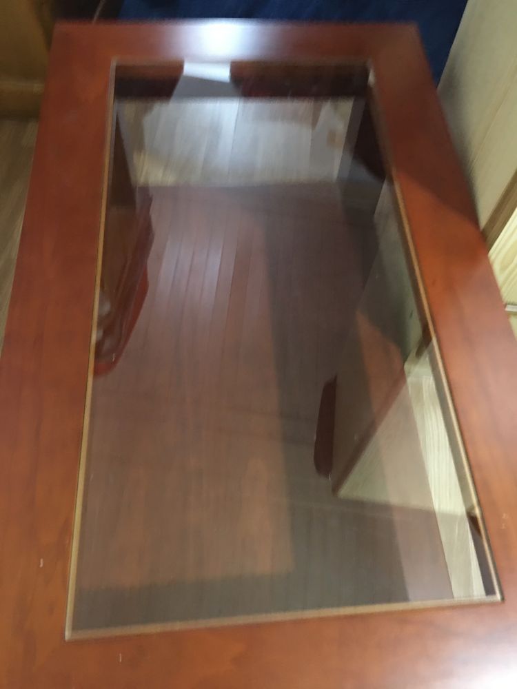 Mesa de madeira com vidro no cetro