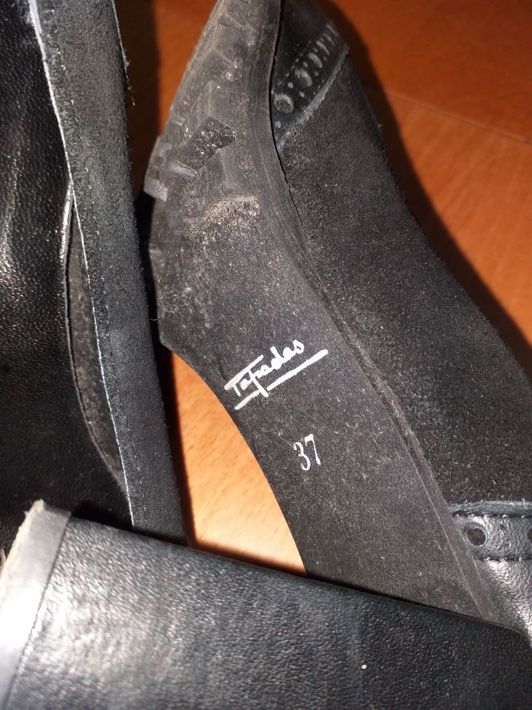 Sapatos Pretos Tapadas como Novos