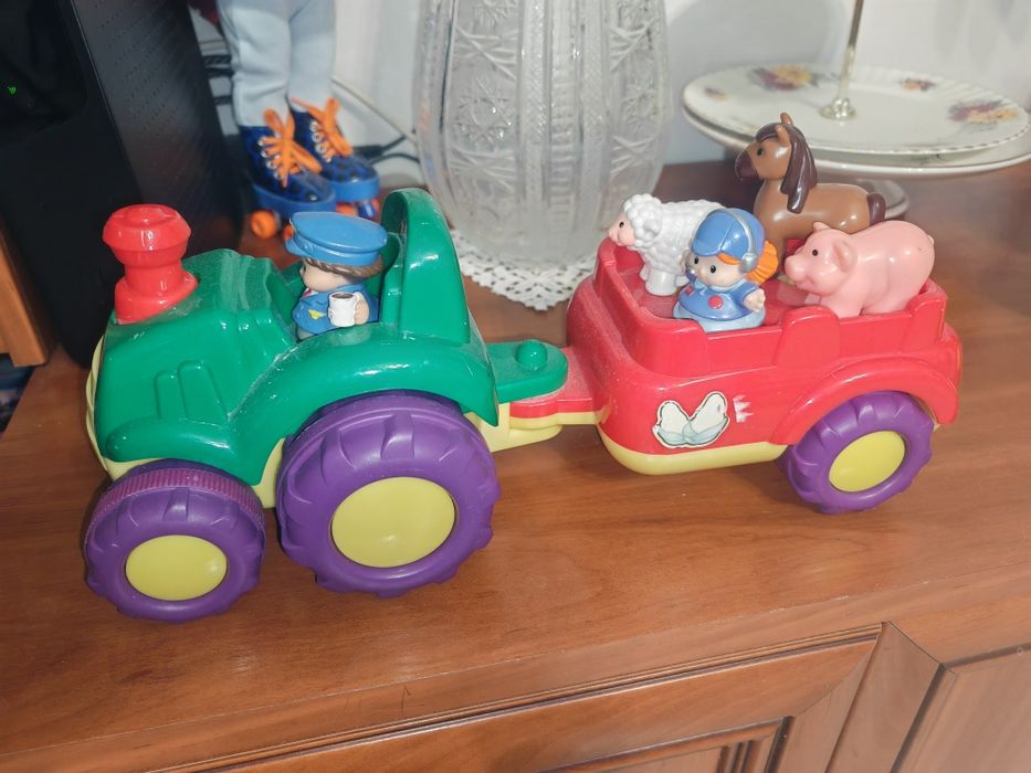 Zabawka traktor z przyczepą interaktywny