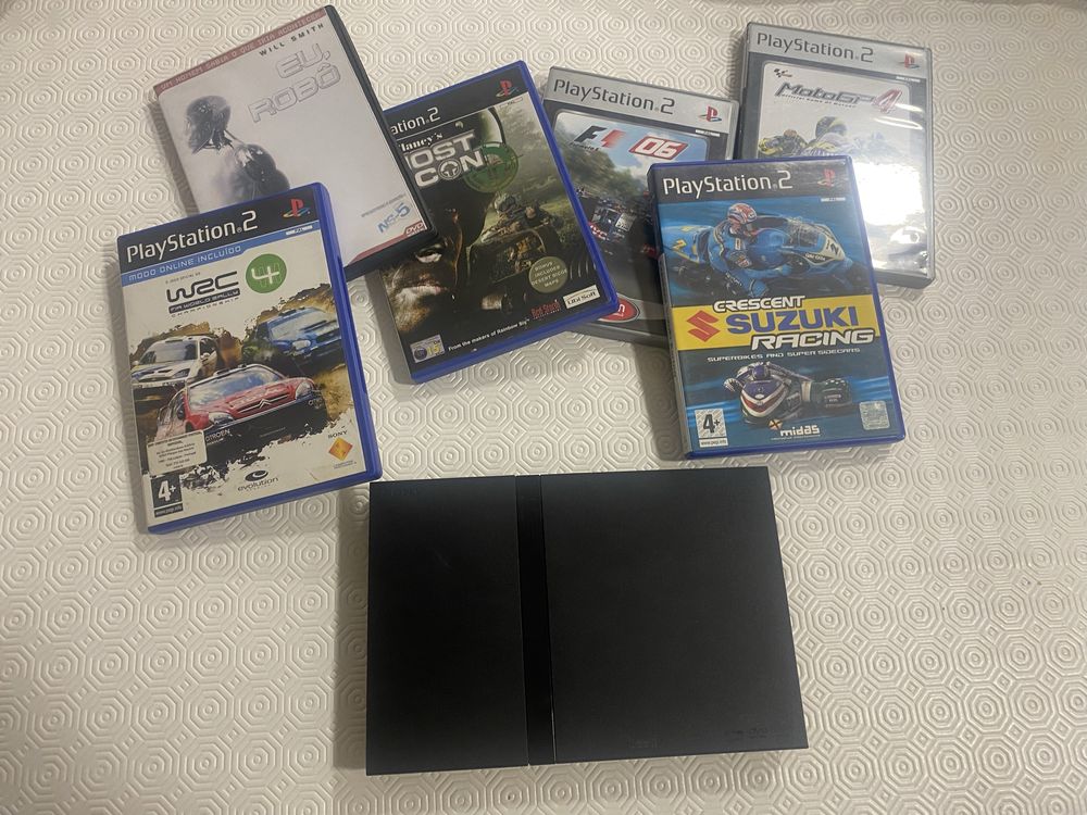Playstation 2, com comandos e jogos.