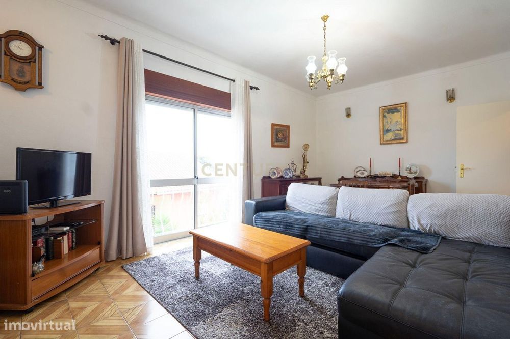 Moradia T3 com jardim na Granja do Ulmeiro junto às escolas e serviços