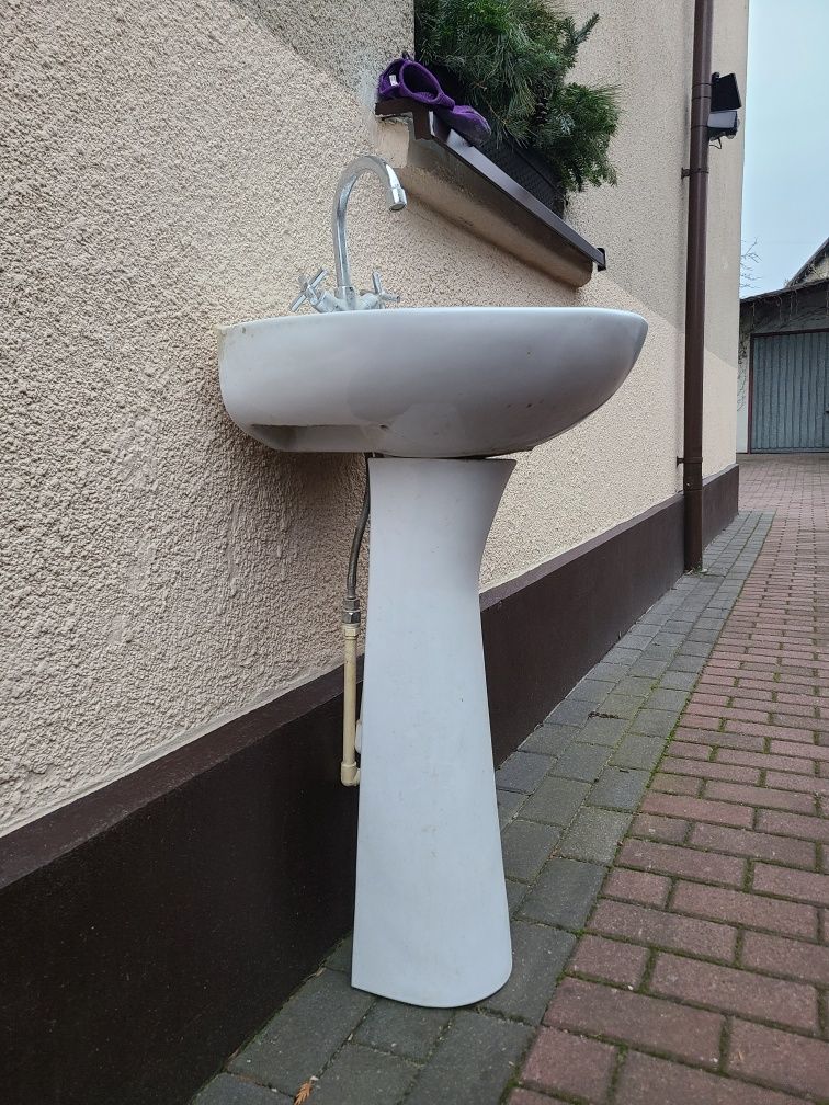 Retro umywalka z nogą i baterią w zestawie