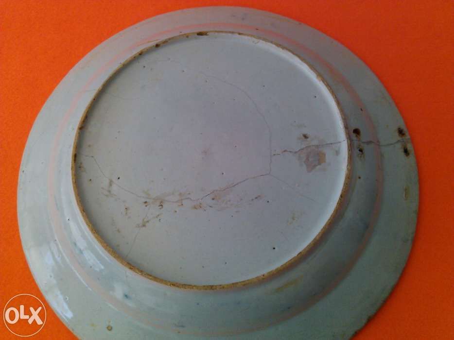 Antigo prato em faiança