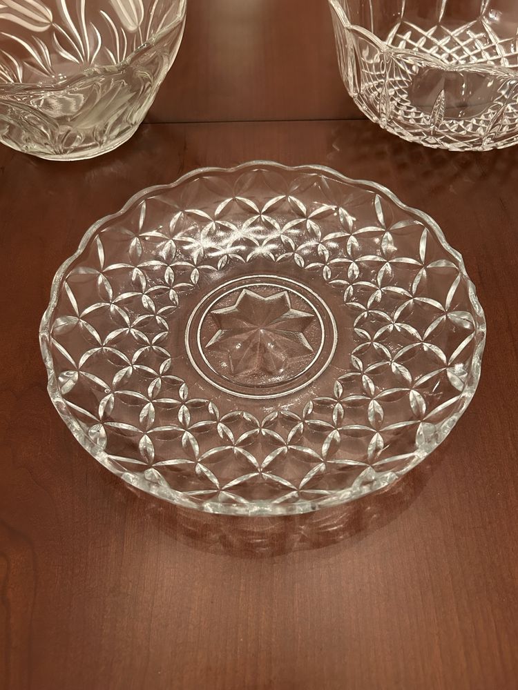Conjunto de taças e pratos em vidro decorativo