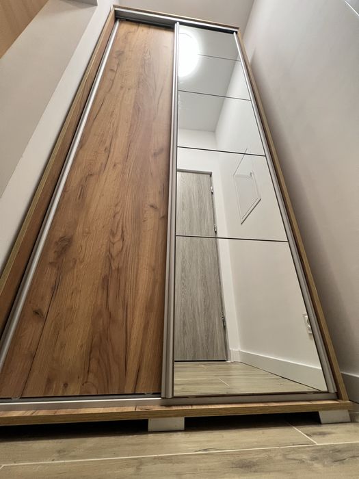 Szafa przesuwna z lustrem