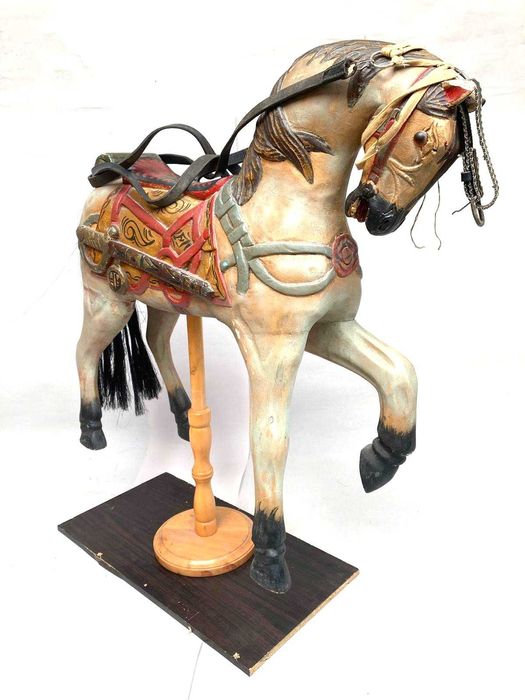 Cavalo decorativo antigo em madeira maciça