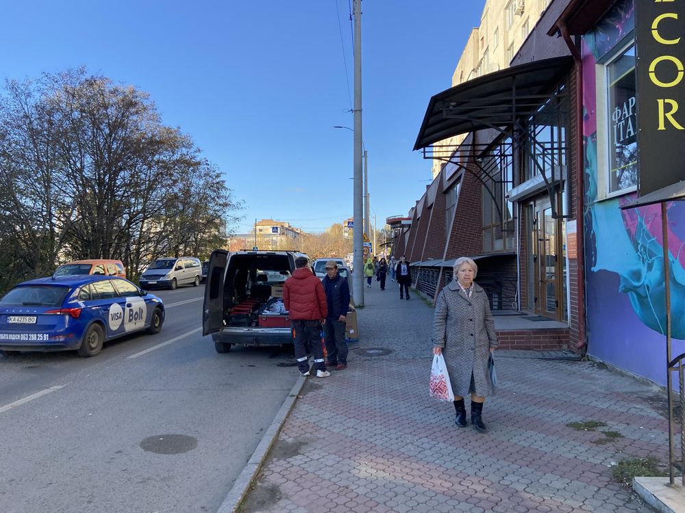 Сдам комерцію 220 метрів цоколь центр Чернівці!