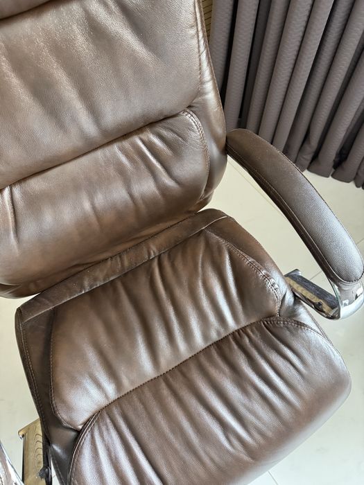 Шкіряне офісне крісло