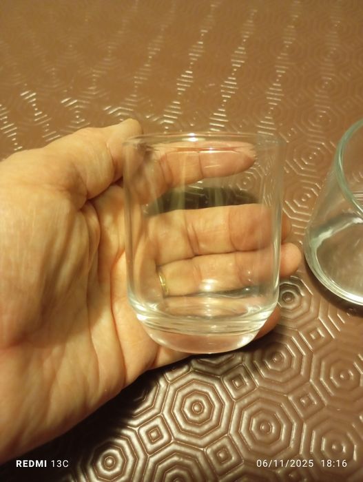 Copos de vidro pequenos