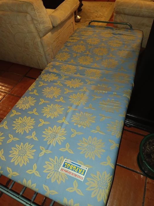 Móvel cama em mogno e jogo de três sofás