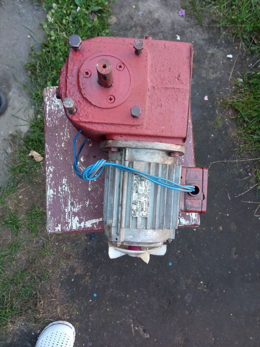 Редуктор з елекродвигуном