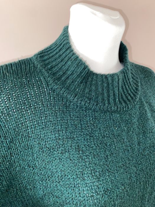 Зелений жіночий светр