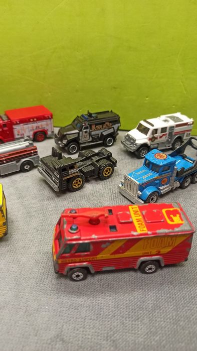 Zestaw 12 pojazdów od Matchbox, samochodziki resoraki ciężarowe itp