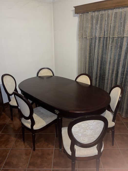 Mesa com 6 cadeiras