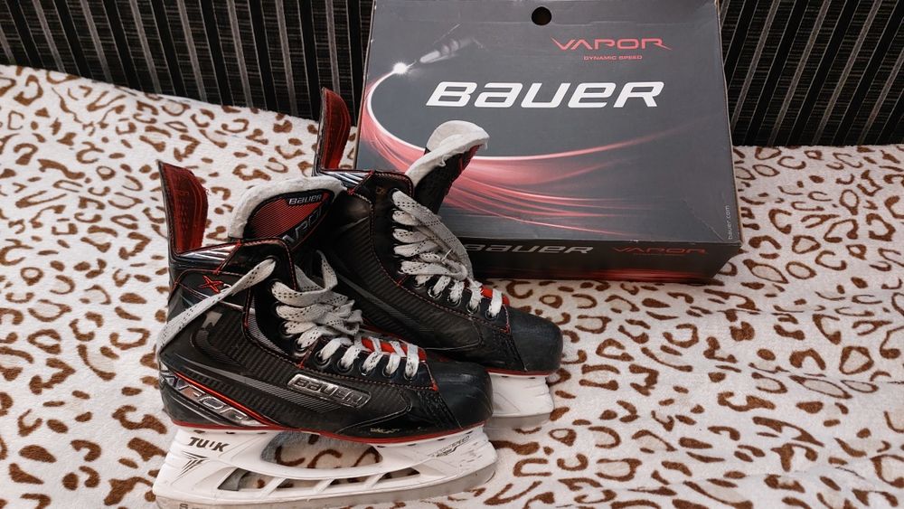 Продам комплект хоккейной амуниции с аксессуарами