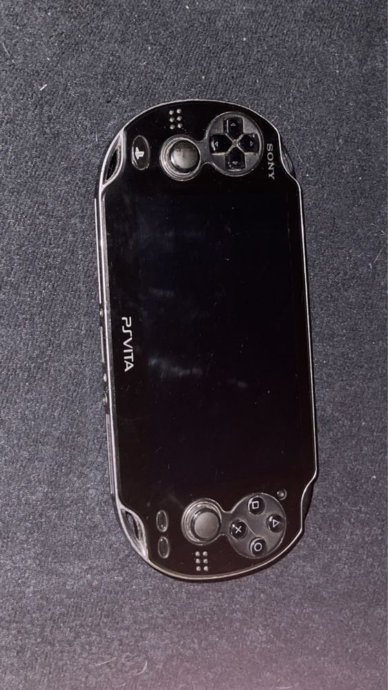 PS Vita z pudełkiem i grą