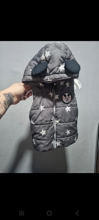 Vendo colete mickey cinzento de menino tamanho 9/12m em muito bom esta