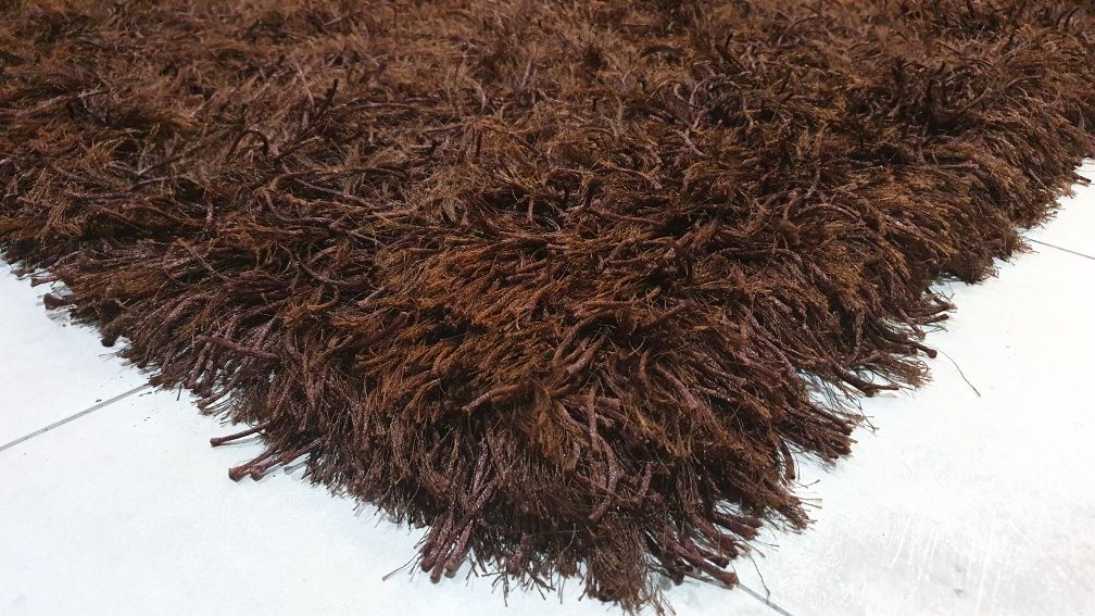 Carpete castanha de pêlo longo.