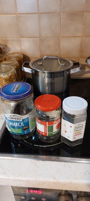 Sprzedam słoiki z nakrętkami 0,5 litra i mniejsze