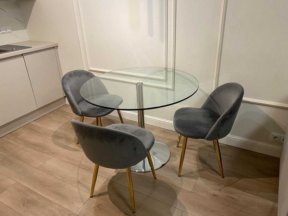 Używany stół szklany wraz z 3 krzesłami