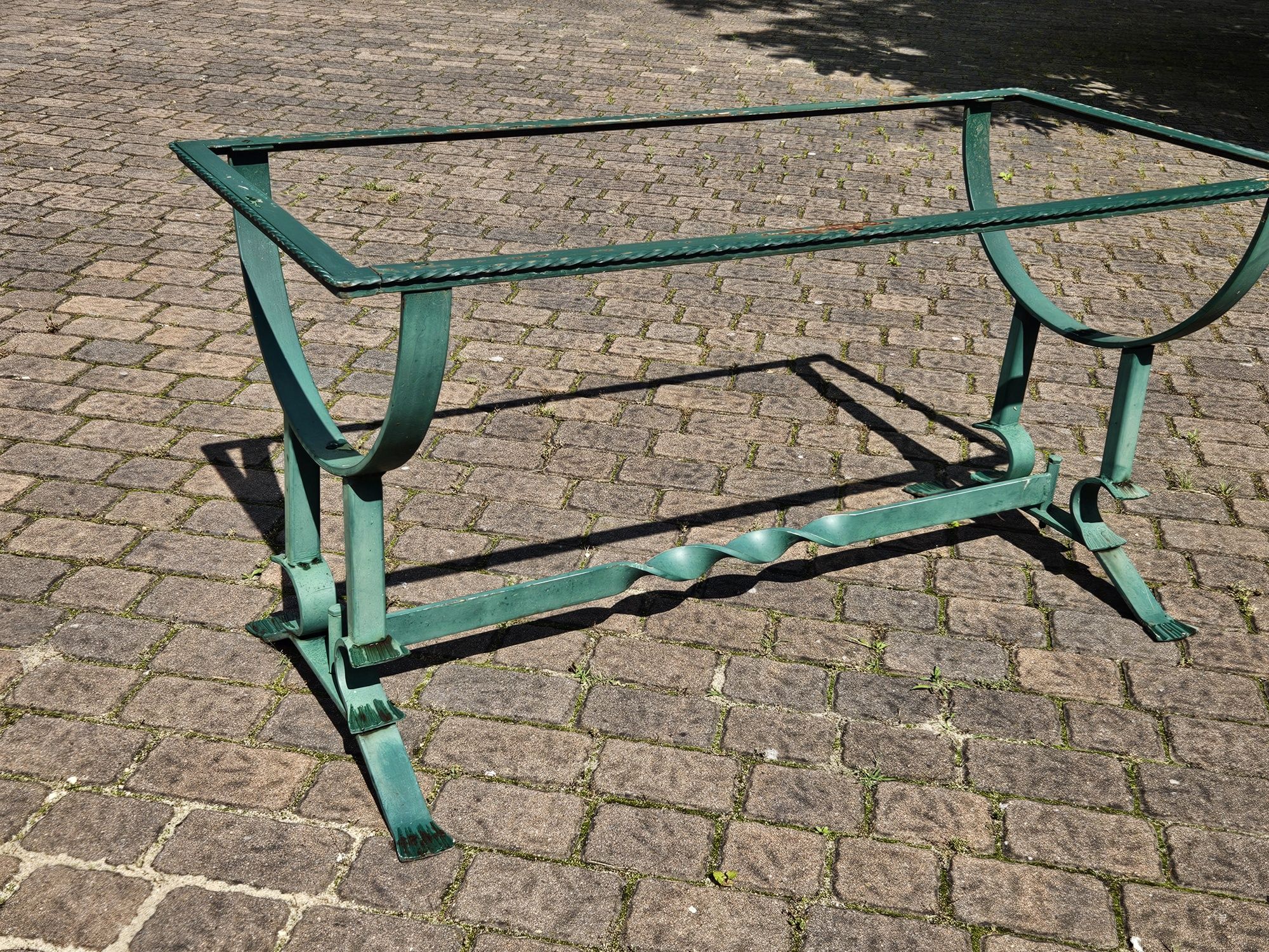 Metalowy masywny stelaż stołu do ogrodu bez blatu .