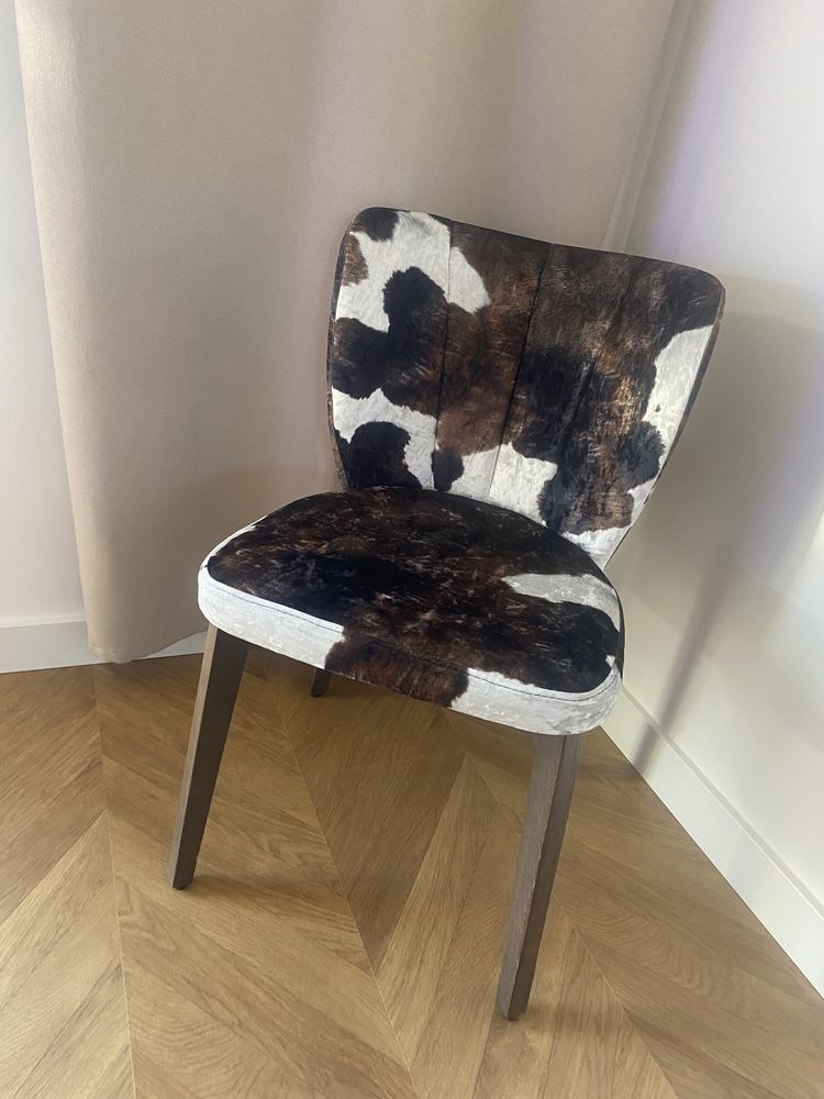 Krzeslo Bovis tapicerowane kubelko drewniane krowa