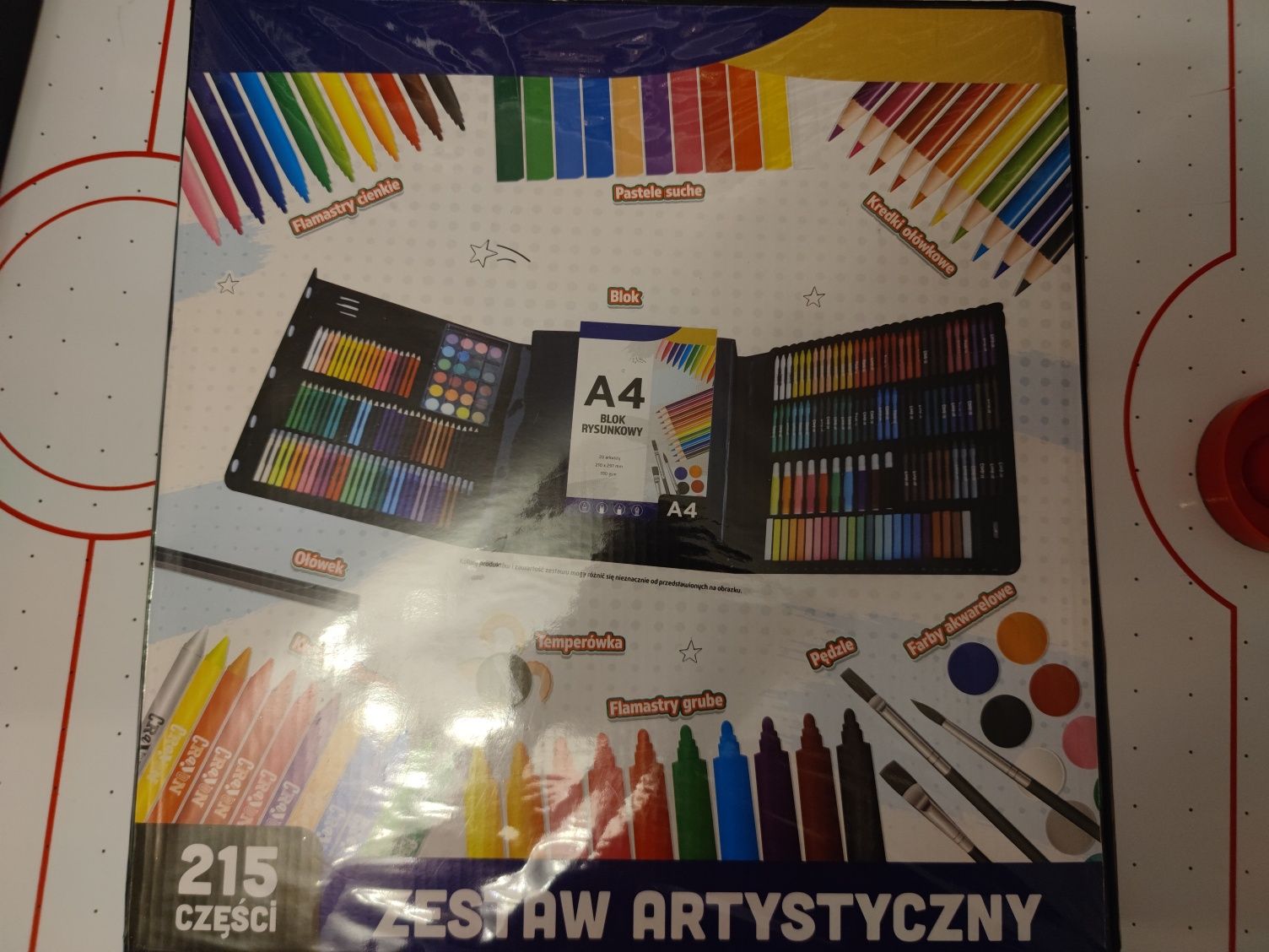 Zestaw artystyczny 215 elementów nowy kredki flamastry farby