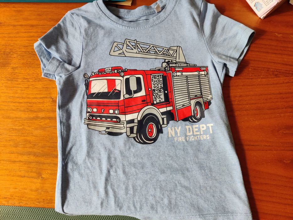 T-shirt azul, manga curta, carro bombeiros, Palomino C &A, 110 cm