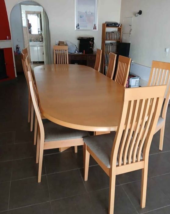 Mesa com 10 cadeiras