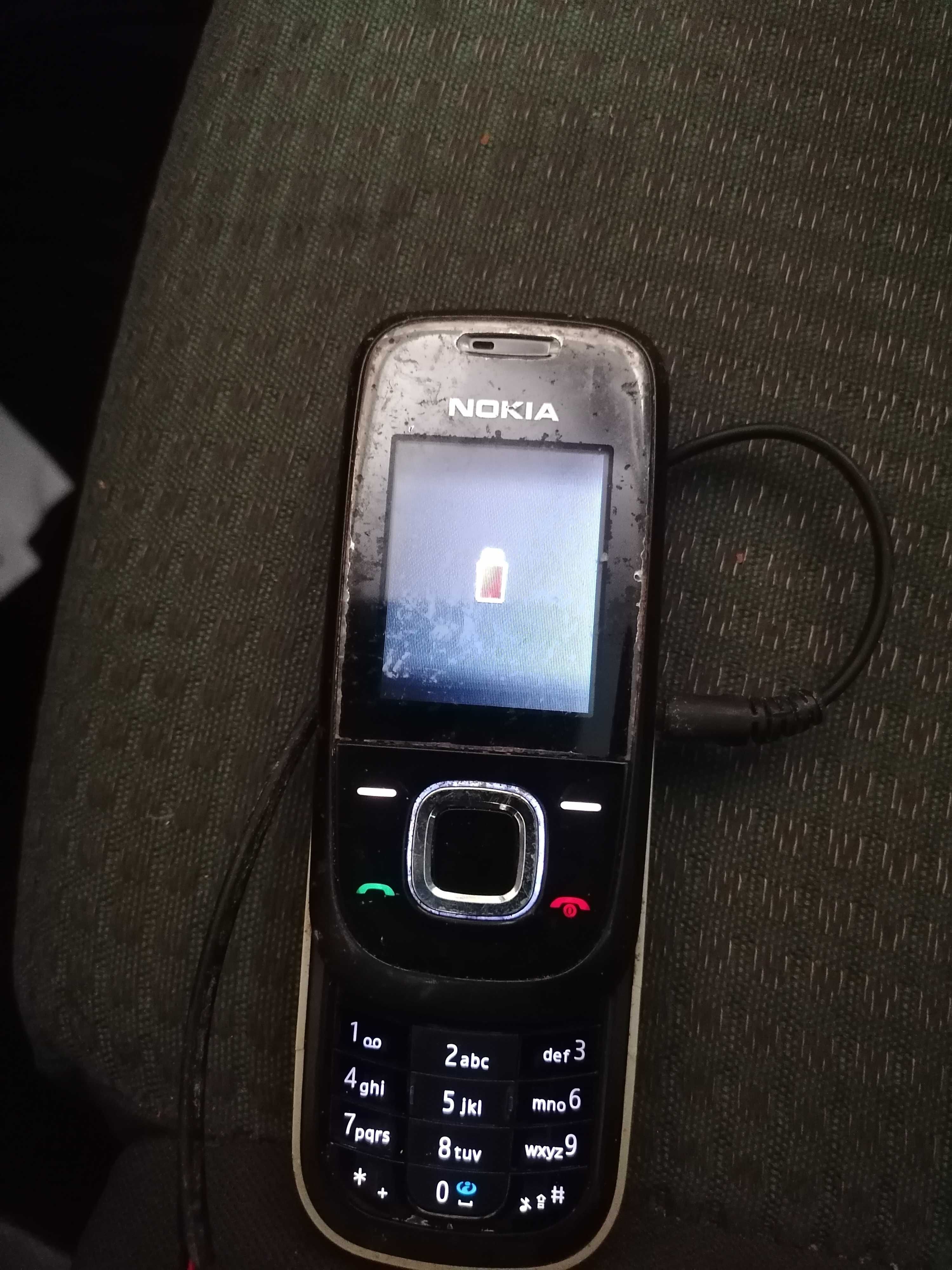 Nokia de deslizar antigo a funcionar