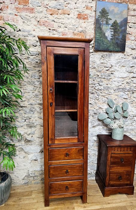 Stylowa drewniana witryna – idealna do salonu, jadalni lub gabinetu