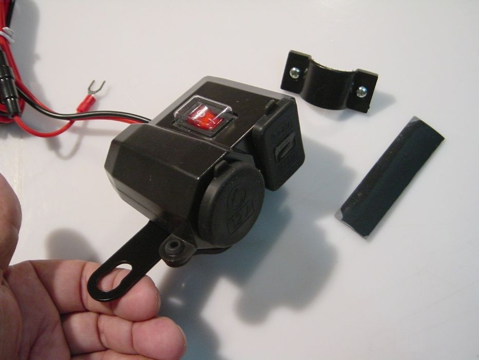 Carregador universal com voltímetro ficha de isqueiro e USB