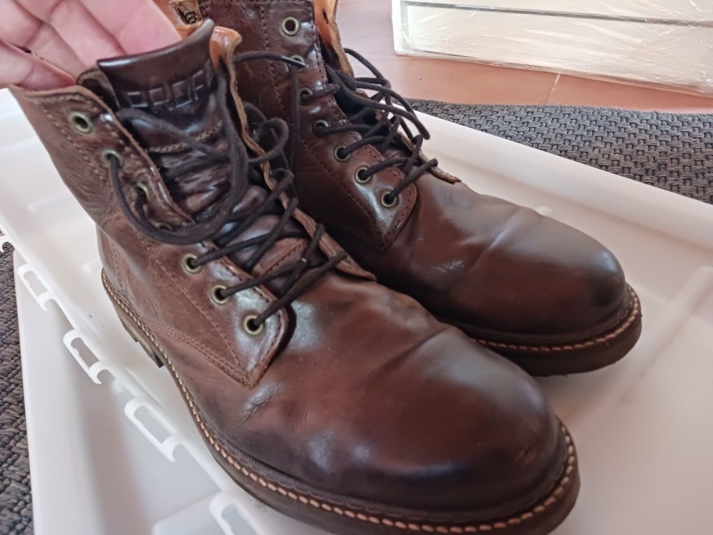 Botas de homem da Prof. Tamanho 42.