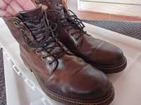 Botas de homem da Prof. Tamanho 42.