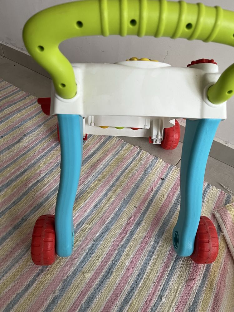 Andarilho com piano e outros brinquedos