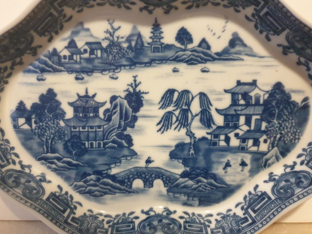 Conjunto de covilhete e prato em porcelana Oficina Real-Colecção Macau